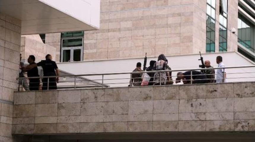 Cinayet Davası &Ouml;ncesi Adliye &Ouml;n&uuml;nde Silahlı Kavga: 1 Yaralı