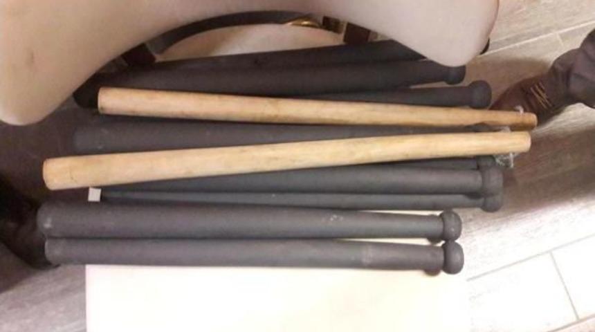 Eskişehir'deki Bir Eğlence Yerinde 3 Tabanca, 12 Beyzbol Sopası Ele Ge&ccedil;irildi