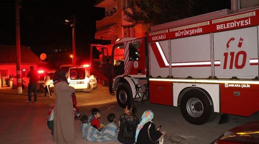 Apartmanda &Ccedil;ıkan Yangın, Vatandaşları Sokağa D&ouml;kt&uuml;