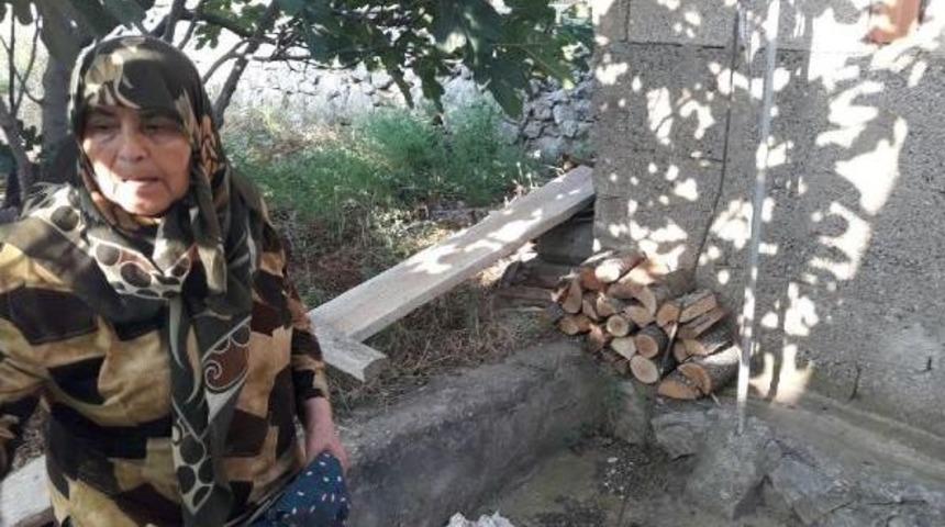 Odun Yardımı Ile Kandırıp, Bileziklerini Gasp Ettiler