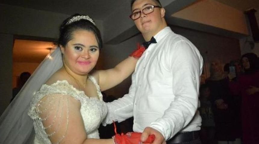 Down Sendromlu Kız Temsili Düğünde Gelinlik Giyip Doyasıya Eğlendi