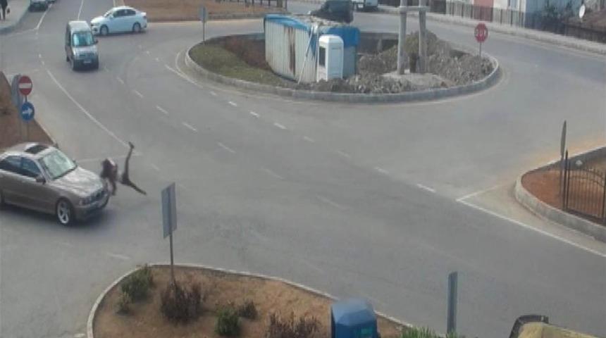 Otomobilin &Ccedil;arptığı Gen&ccedil; Kız Havaya U&ccedil;tu