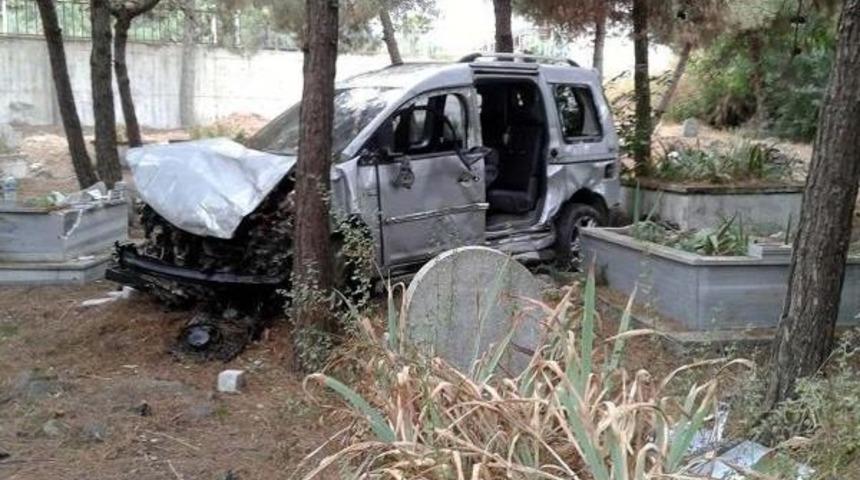 Hafif Ticari Ara&ccedil; Mezarlığa U&ccedil;tu: 2 Yaralı