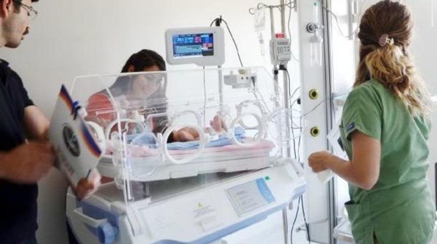 Sağlık&ccedil;ılar, Sokakta, &Ccedil;&ouml;p Poşetindeki Bebeği Sahiplendi