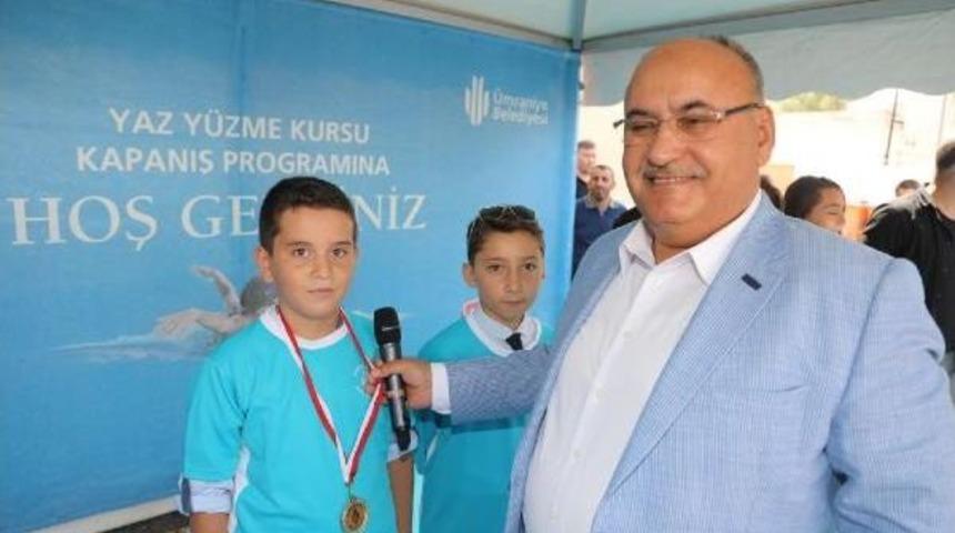 &Uuml;mraniye'de Yaz Y&uuml;zme Kursları Sona Erdi