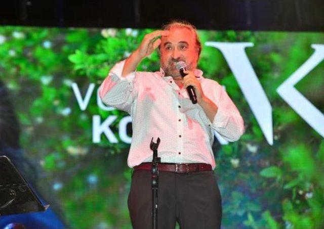 Volkan Konak, İzmir Marşı Ile Karşılandı