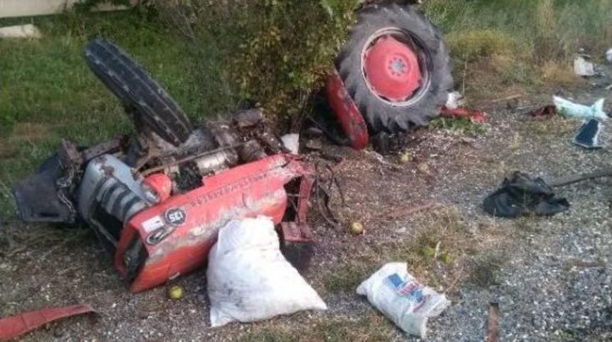 Yolcu Otob&uuml;s&uuml;n &Ccedil;arptığı Trakt&ouml;r Ikiye B&ouml;l&uuml;nd&uuml;