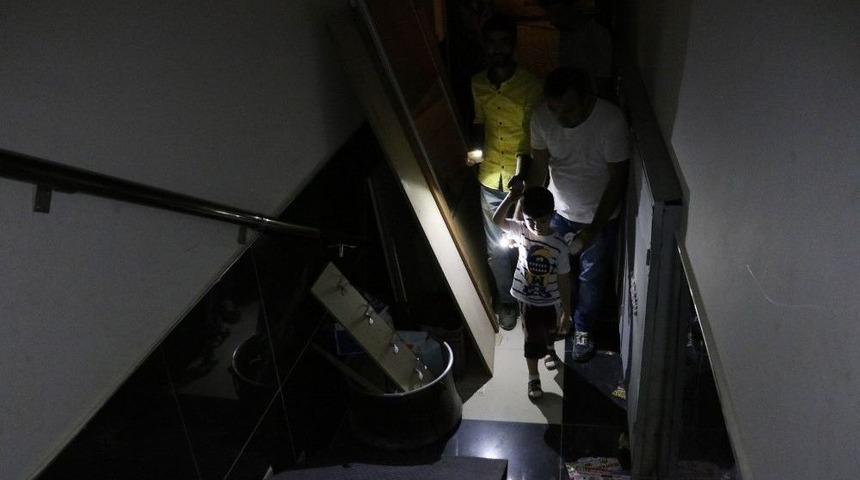 Şantiye Elektriğinin Faturası &Ouml;denmeyince Karanlığa Mahkum Oldular