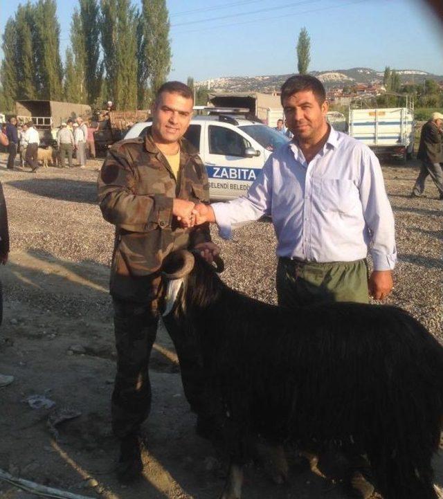 Selendi’de Kurbanlıklar Pazardaki Yerini Aldı