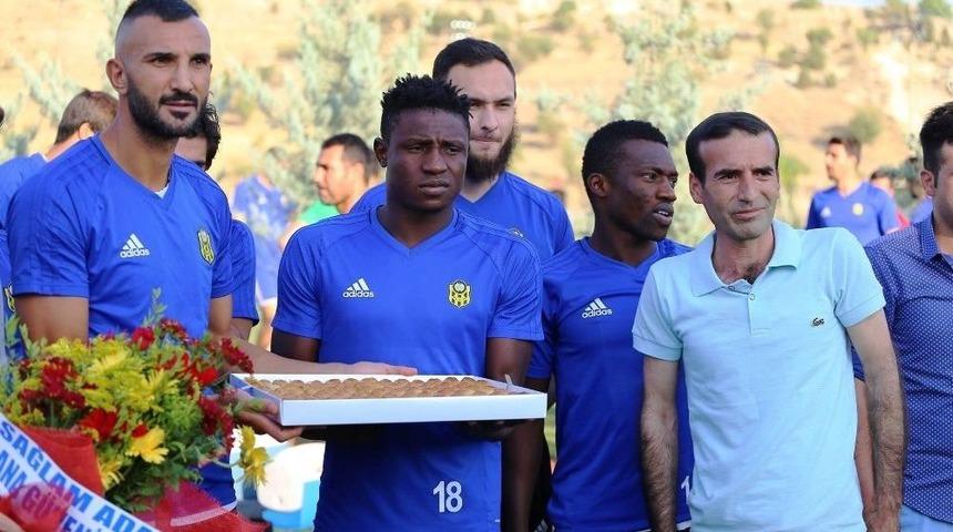 &ldquo;sağlam Adam, Sana G&uuml;veniyoruz&rdquo; Yazan &Ccedil;i&ccedil;ek, Sağlam&rsquo;ı Mutlu Etti