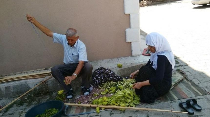 Kadınlar Kış Hazırlıklarına Başladı
