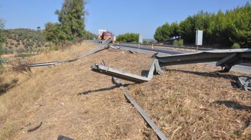 Otomobil Şarampole Yuvarlandı: Anne-Kız Ve K&ouml;pekleri Yaralandı