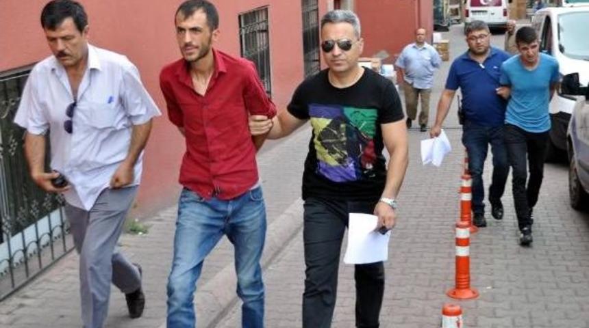 Havaya Ateş A&ccedil;an Ve Polisten Ka&ccedil;an 3 Kişi Yakalandı