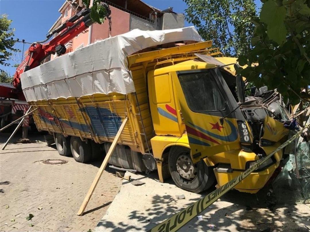 Freni Boşalan Kamyon Eve &Ccedil;arparak Durabildi