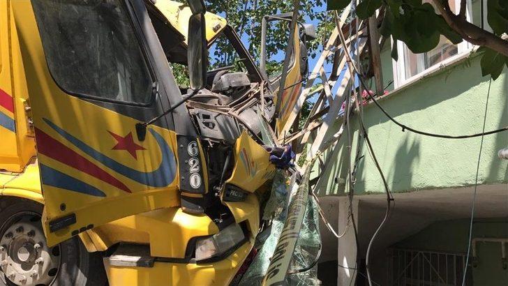 Freni Boşalan Kamyon Eve Çarparak Durabildi G1