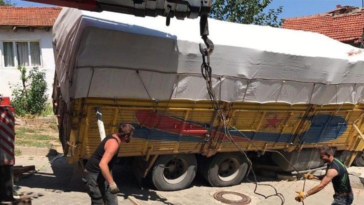 Freni Boşalan Kamyon Eve Çarparak Durabildi G2