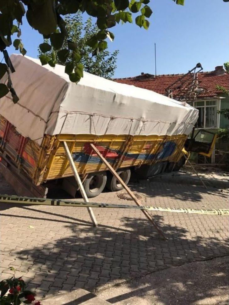 Freni Boşalan Kamyon Eve Çarparak Durabildi G3