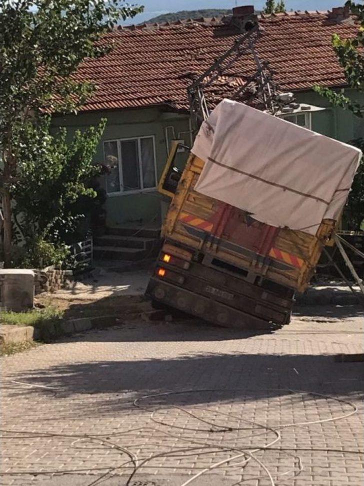 Freni Boşalan Kamyon Eve Çarparak Durabildi G4