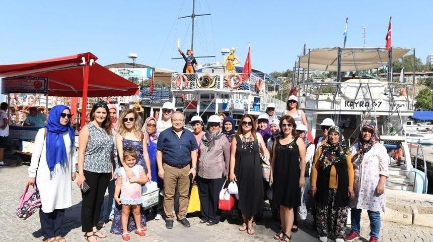 Konyaaltı Belediyesi&rsquo;nden Kadın &Ccedil;ift&ccedil;iler İ&ccedil;in Tekne Turu.