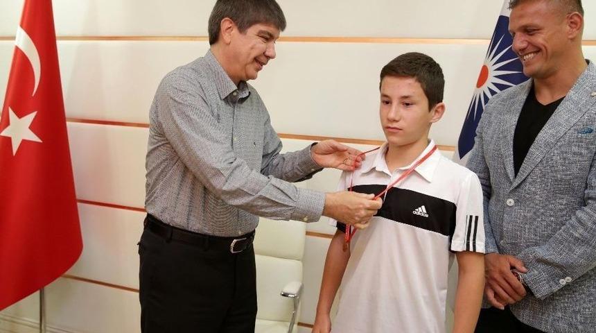 Şampiyon G&uuml;reş&ccedil;ilere T&uuml;rel&rsquo;den Altın