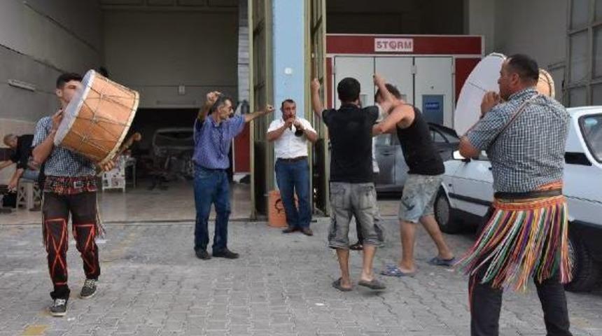 Emekli Olan &Ccedil;alışana Davul- Zurnalı Uğurlama