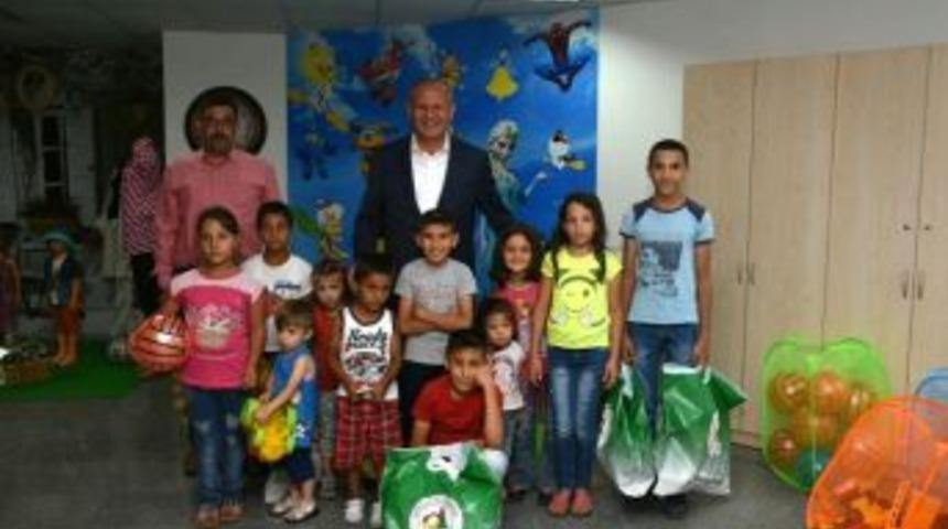 Başkan Keleş &Ccedil;ocukları Sevindirdi