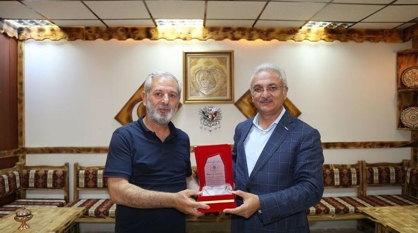 Başkan Başsoy, Emekli Olan Belediye Personellerine Plaket Verdi