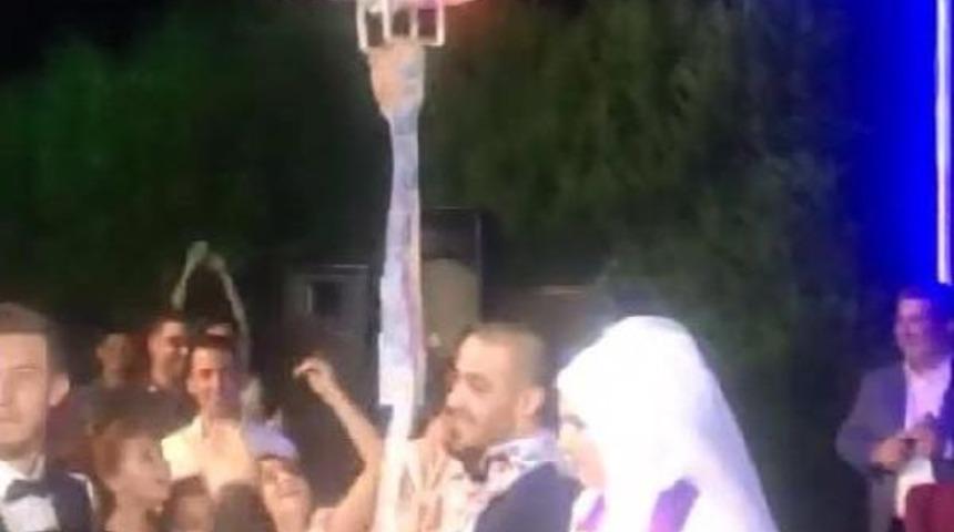 Sıraya Girmek Istemedi, Geline Takıyı Drone Ile Ulaştırdı