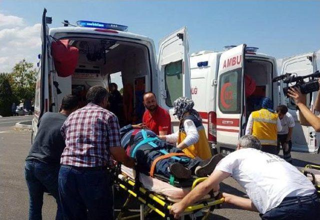 Düzce'de 2 Otomobil Kavşakta Çarpıştı: 3 Yaralı