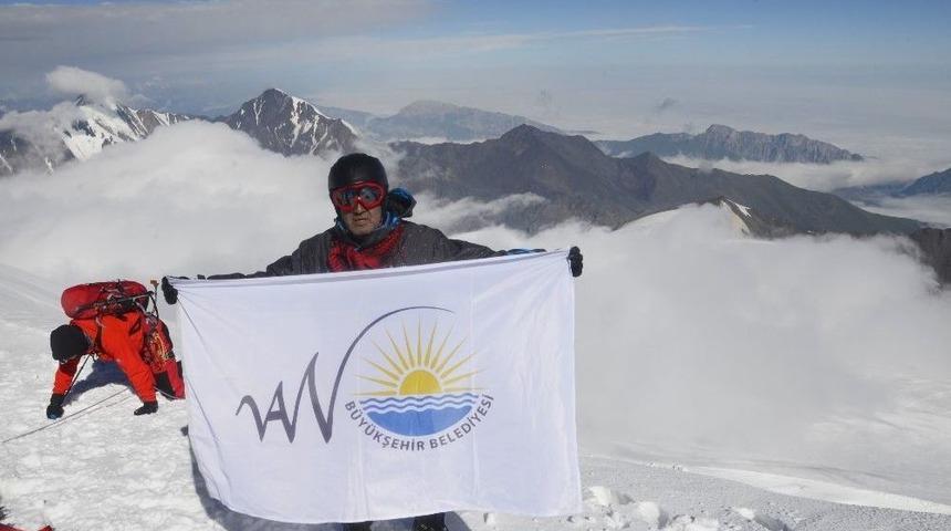 Büykşehir’in Bayrağını Zirvede Açtı