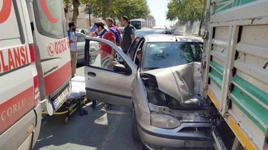 Kamyonete &Ccedil;arpan Otomobilde 2 Kişi Yaralandı