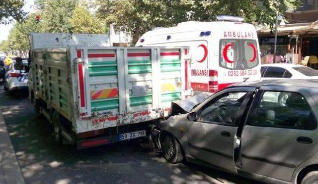 Kamyonete Çarpan Otomobilde 2 Kişi Yaralandı