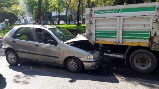 Kamyonete Çarpan Otomobilde 2 Kişi Yaralandı