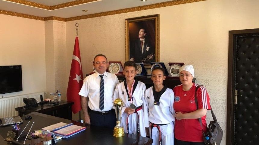 Burhaniye&rsquo;de Kaymakam &Ouml;ner&rsquo;den Anlamlı Hediye