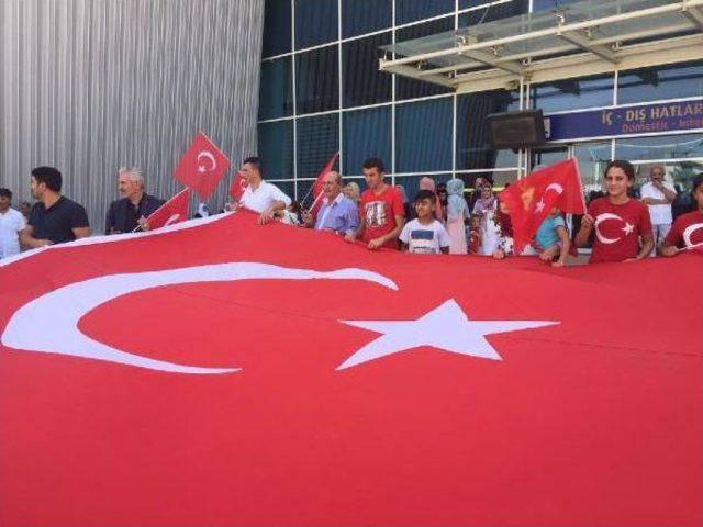 Tedavisi Tamamlanan 15 Temmuz Gazisi Evine Döndü