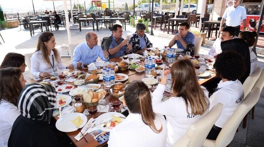 Hizmet Evinizde Ekibiyle Durum Değerlendirmesi Yapıldı