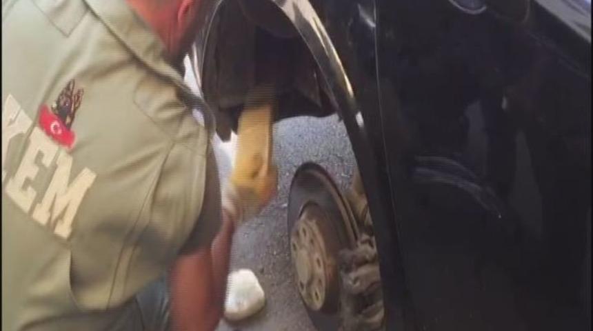 Otomobilin &Ccedil;amurluğunda 21 Kilo Eroin Ele Ge&ccedil;irildi
