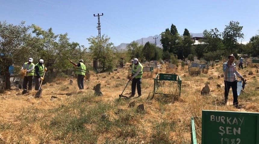 Edremit Belediyesinden Mezarlık Temizliği