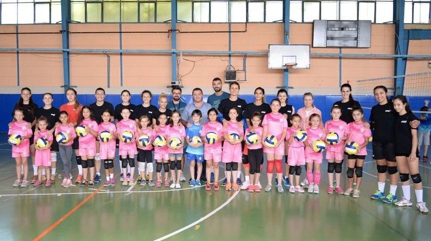 Minik Voleybolcular Profesyoneller İle Bir Araya Geldi