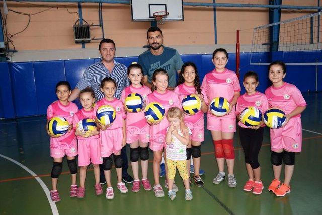 Minik Voleybolcular Profesyoneller İle Bir Araya Geldi