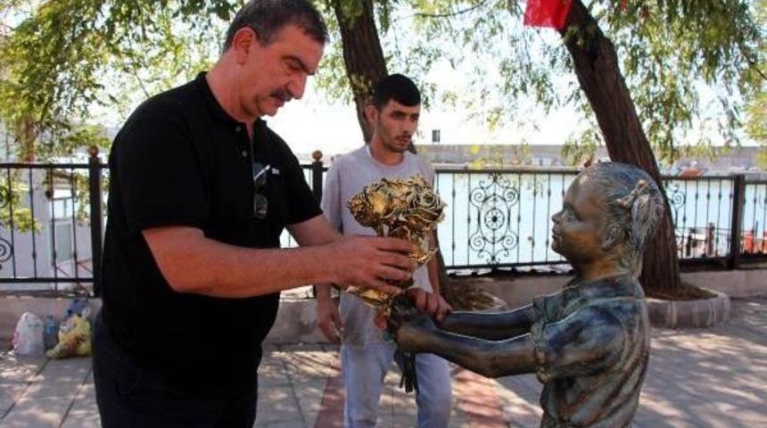 Zonguldak'ta Atat&uuml;rk'e &Ccedil;i&ccedil;ek Veren Kızın Heykeli Onarıldı