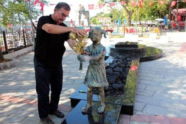 Zonguldak'ta Atatürk'e Çiçek Veren Kızın Heykeli Onarıldı