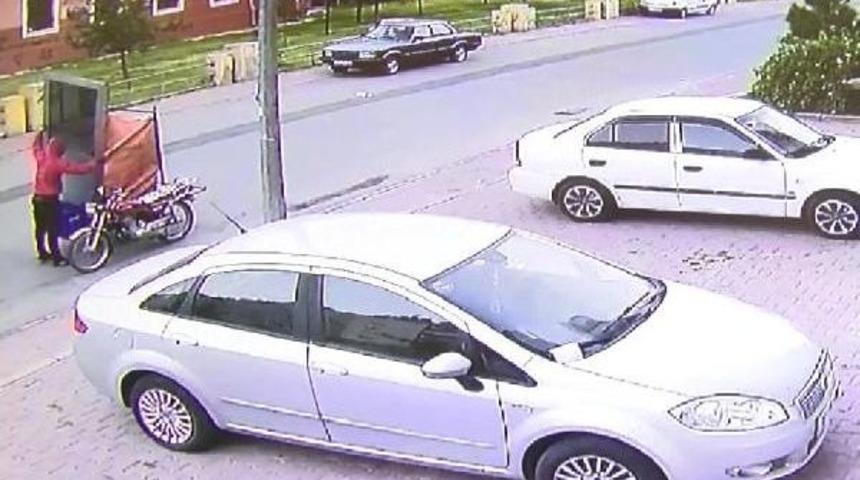 Apartmanın Giriş Kapısını &Ccedil;aldı