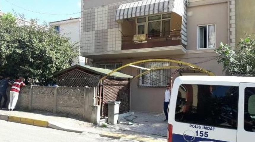 Terastan Aşağı D&uuml;şen Yaşlı Adam &Ouml;ld&uuml;