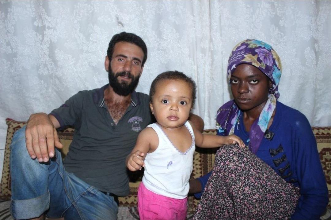 Ugandalı Gelin T&uuml;t&uuml;n Ekip Hayvanları Sağıyor