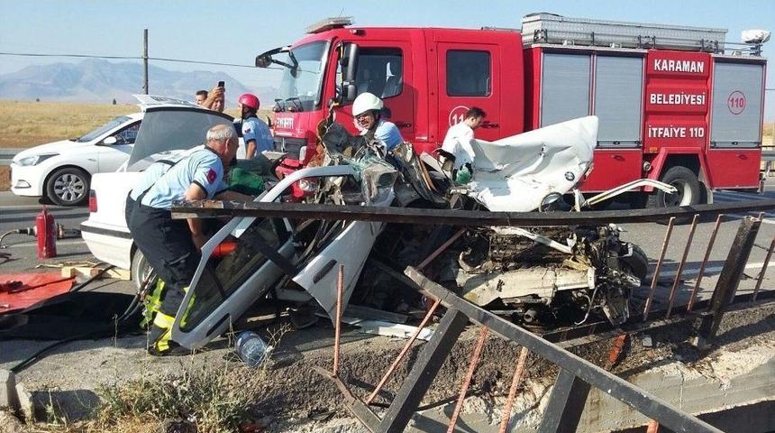 Otomobil K&ouml;pr&uuml; Korkuluklarına &Ccedil;arptı: 1 &Ouml;l&uuml;, 1 Yaralı