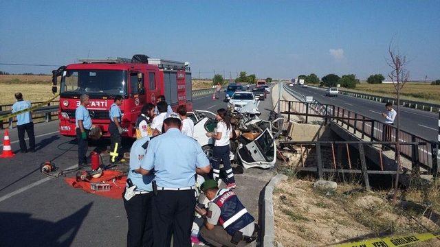 Otomobil Köprü Korkuluklarına Çarptı: 1 Ölü, 1 Yaralı