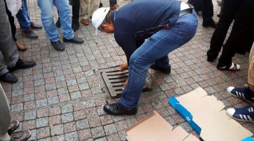 Polisten Ka&ccedil;arken Uyuşturucuyu R&ouml;gara Attı