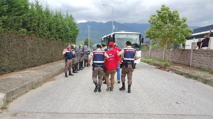 Fabrikanın Ara&ccedil; &Ccedil;ıkış Kapısında Oturan İş&ccedil;iler G&ouml;zaltına Alındı