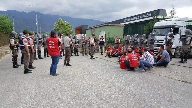 Fabrikanın Araç Çıkış Kapısında Oturan İşçiler Gözaltına Alındı